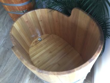 Zeitlose Eleganz: Die Holzbadewanne „Nostalgie“ aus massiver Robinie